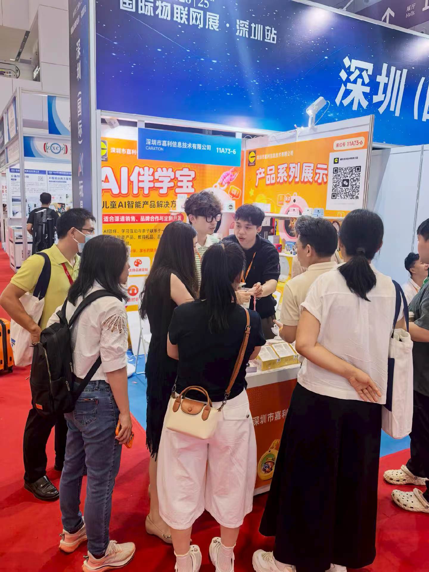 IOTE 2026 国际物联网展深圳站 — 参展客商在非帆展位咨询AI伴学宝产品